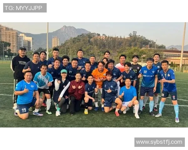 谭咏麟与足球明星亲密合影展现运动与音乐的完美融合